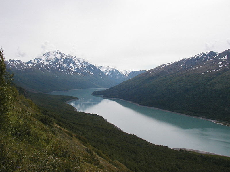 800px-Eklutna-lake-and-bold-peak