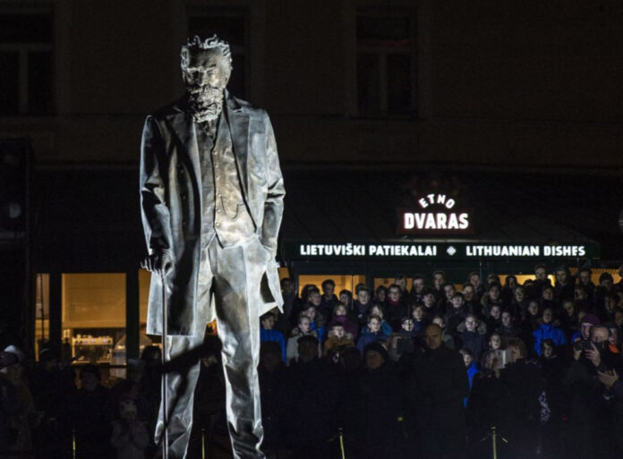 Atidengtas paminklas Jonui. Basanavi2iui