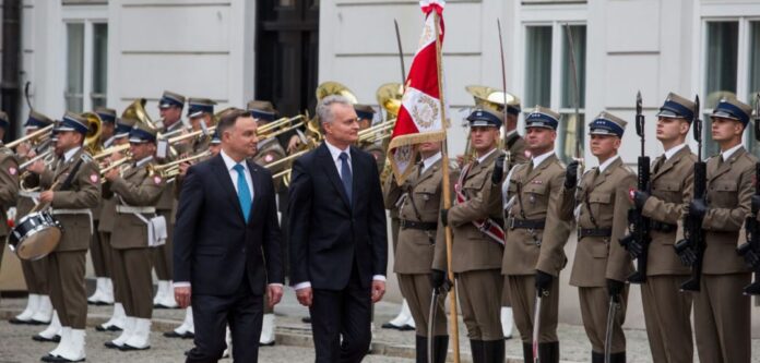 pirmoji-uzsienio-kelione-Lenkija-kartu-prez-Duda-k.-1078x516 Kanadiečiui prel. Edmundui Putrimui