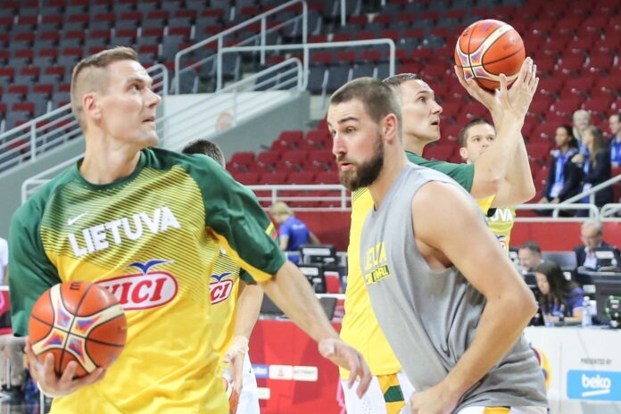 robertas-javtokas-jonas-valanciunas-71951236