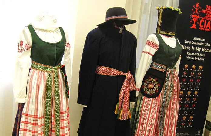 Lithuanian_traditional_costumes.Klaipėda_Region